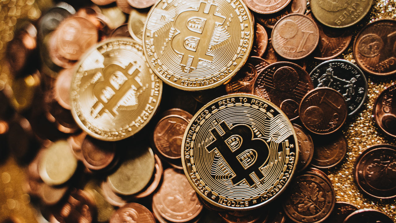 Bitcoin Ethereum e XRP em recuperação após forte queda do mercado cripto