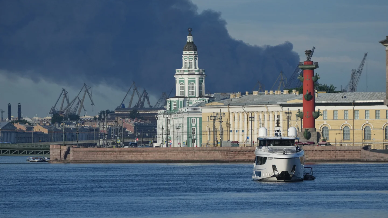 Frappes ukrainiennes sur Saint-Pétersbourg, pénuries de carburant en Russie et guerre en Ukraine