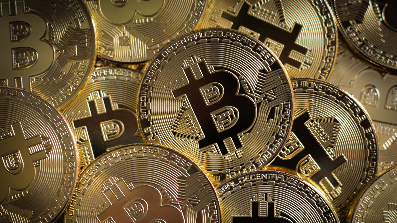 Bitcoin et XRP suivent deux récits opposés