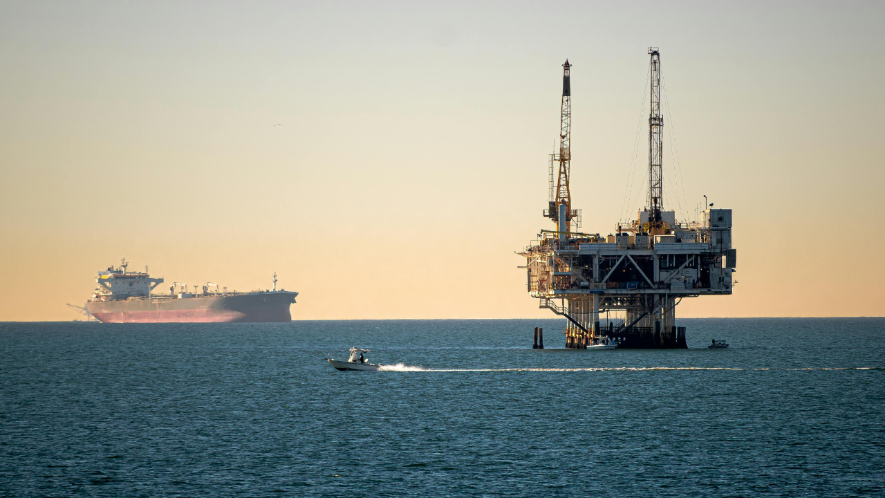 Pétrole en hausse alors qu’Ormuz maintient une prime de risque élevée
