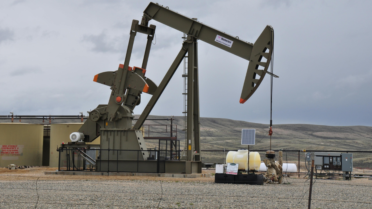Futures américains hésitent avant l’ouverture, pétrole et géopolitique freinent l’élan d’août